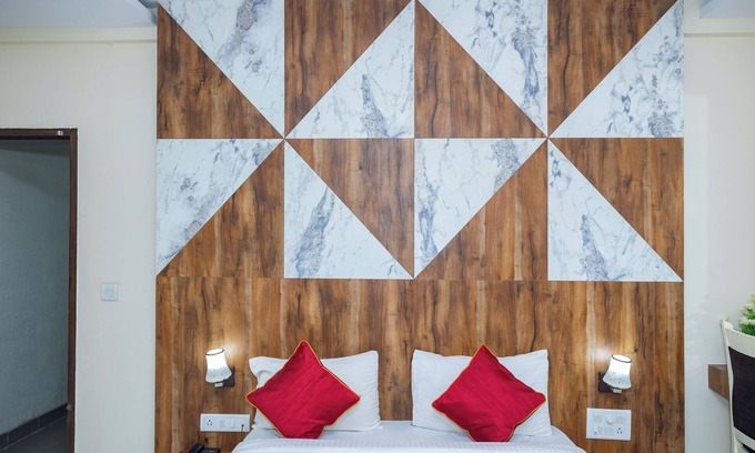 Pulikeshi Nagar Hotel | Ishwerya Suites