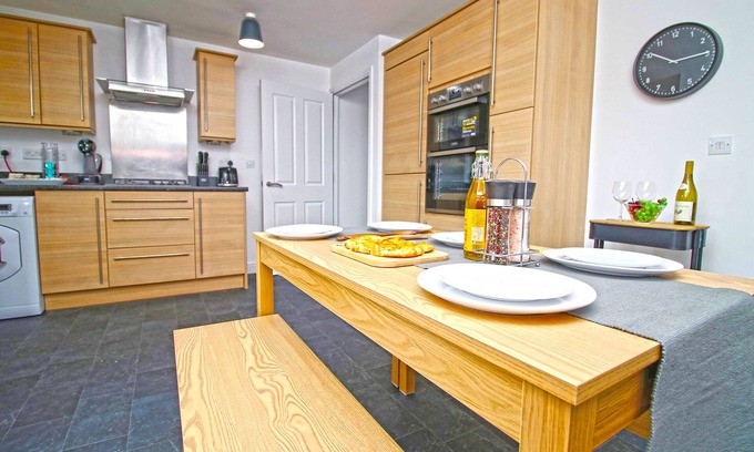 Newport House | Isla House - Newport City Centre - Sleeps 7
