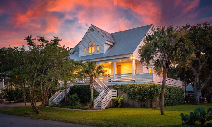 Isle of Palms House | Island Escape: Luxe Home w/Porch, Golf Course Views & Walk to Beach