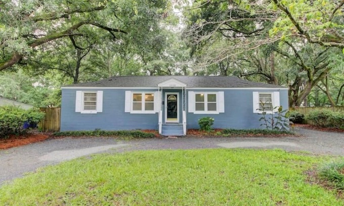 Johns Island House | Island Living w/Screened Porch+King Bed+Foosball!