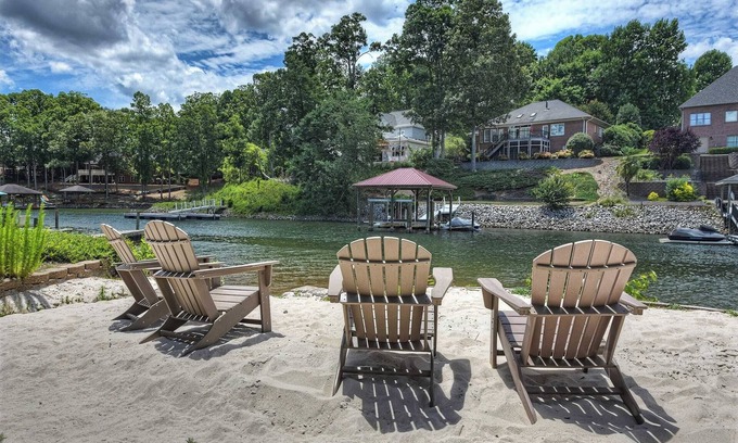 Lake Norman of Catawba Cottage | Island Point by Avantstay Sleeps 18 + Dock