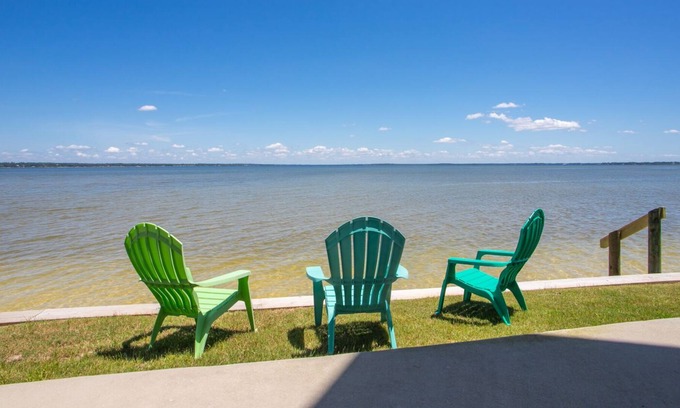 Innerarity Townhomes House | Island Time: Peaceful Waterfront Unit with 2 Kayaks!