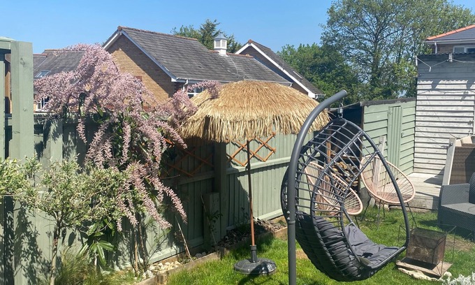 Cowes Apartment | Isle Escape Retreat- Sleeps 4, Garden & Games Room