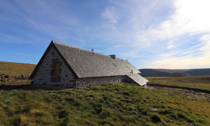 Le Vaulmier Cottage | Isolated buron in the heart of Auvergne volcanoes with garden and stove