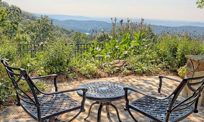 Cornelia House | It's ALL ABOUT THE VIEW near Chenoceta Mountain in North Georgia!