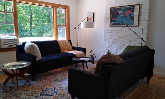 Weston House | It's Snowing! Plan Your Winter Vacation Now 8 minutes to Ludlow/Okemo