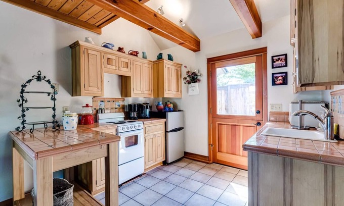Eugene House | Italian Villa Guest Home 3 Miles to UO & Autzen Near Wine Country