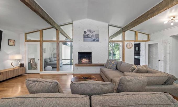 Central Arlington House | Its not UnusualnMidTerm Rental