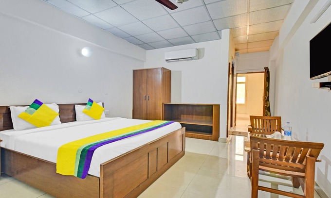 Dehradun Hotel | Itsy by Treebo - Paras Tower