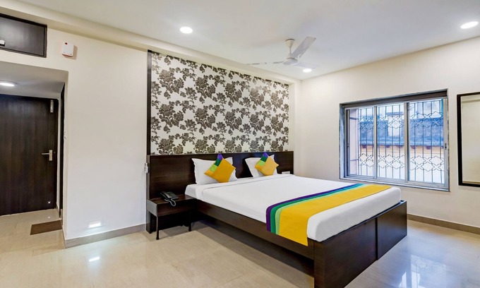Bhowanipore Hotel | Itsy Hotels Neeranand Plaza, Bhawanipur