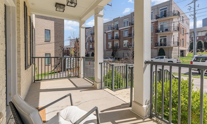 West End Cottage | Ivory - Private Porch - Walk to Centennial Park