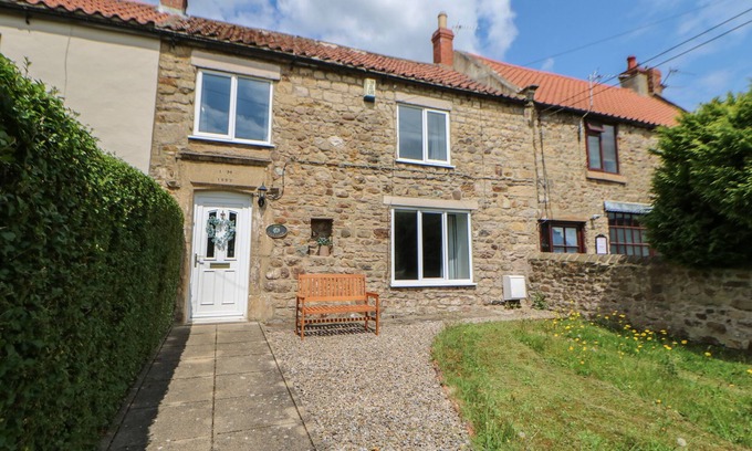 Headlam Cottage | IVY COTTAGE, pet friendly, with a garden in Ingleton, County Durham
