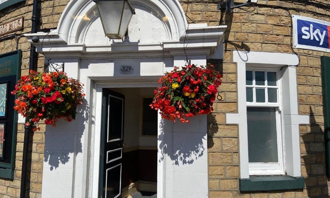 Huddersfield House | Ivy Green inn