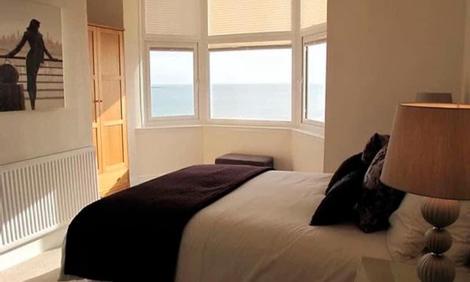 Muston House | Ivy House - Seafront house with garden seating and stunning sea views! - Ocholo Villas