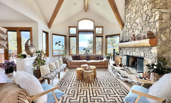 Boulder House | Ix'Calinda, Stunning Mountain Luxury Gateway, 15 mins to town.