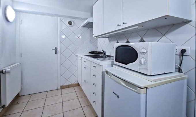 Trappes Apartment | J2 Studio 3 beds on garden level + parking lot