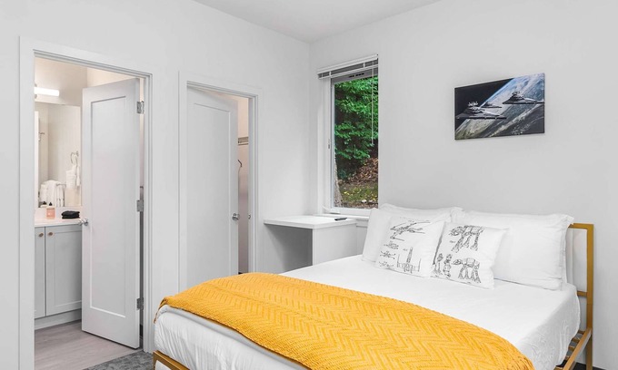 North Queen Anne Apartment | Jabba's Palace in Queen Anne