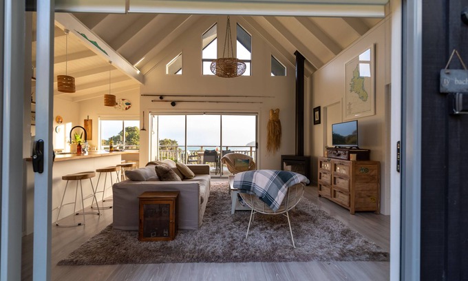 Tryphena House | JACKS SANCTUARY - amazing sea views, double outside bath, walk to the pub & cafe