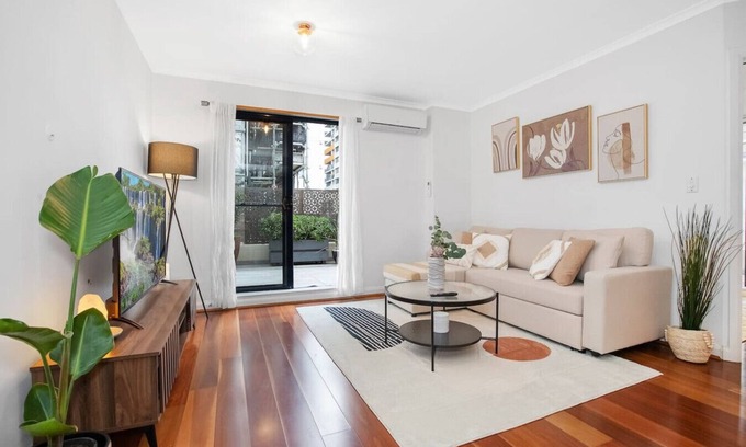Redfern Apartment | Jacks Stylish Central Retreat w Free Parking