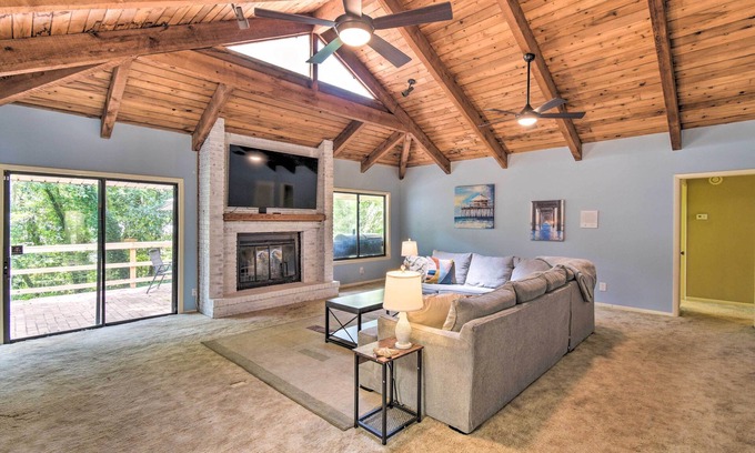 Arlington House | Jacksonville Home on 1 Acre ~ 6 Mi to Beach!