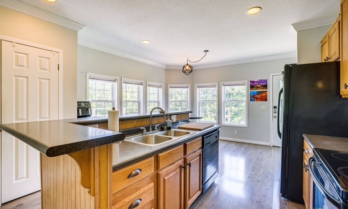 Jacksonville House | Jacksonville Home w/Deck - 30 Mi to Talladega!