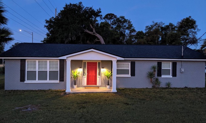 Girvin House | Jacksonville Intracoastal Retreat + near the beach