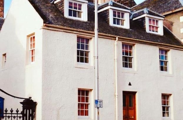 Inverness City Centre Villa | Jacobite's Retreat, 17th century cottage in the heart of Inverness