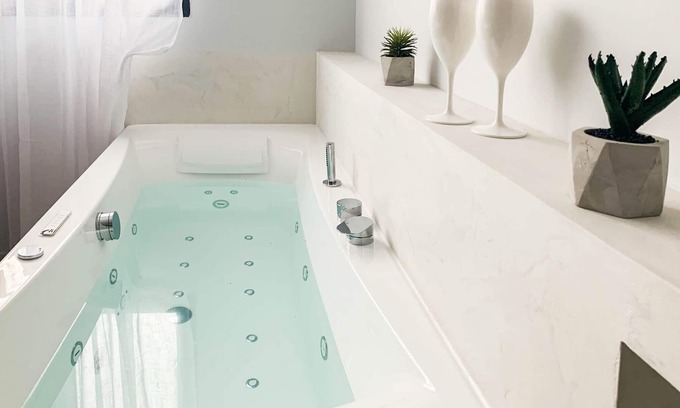 Annecy Old Town Apartment | Jacuzzi Bay