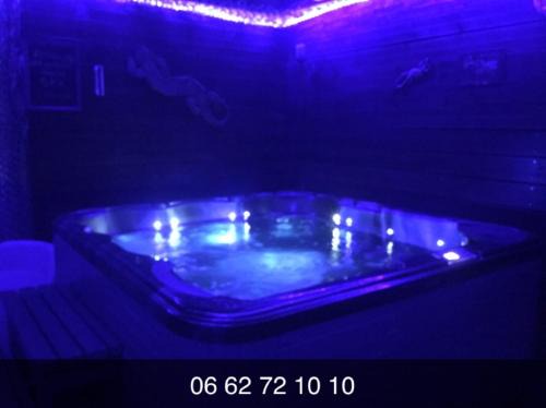 Vauvert Bed & Breakfast | Jacuzzi privé Chambre et table d hotes