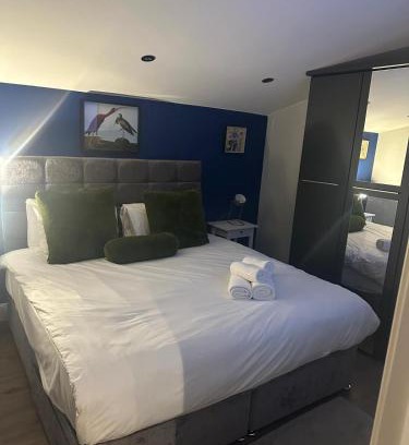 Watford Apartment | Jacuzzi Retreat Watford ,6 Pax