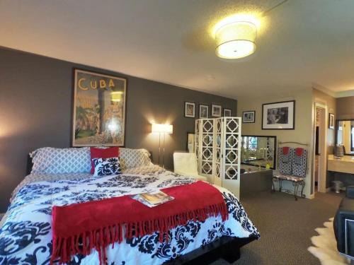 Eureka Springs Historic District Apartment | Jacuzzi Suite 204 - Tradewinds