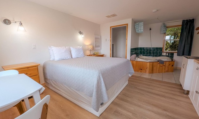 Ucluelet Hotel | Jacuzzi Suite | Ocean View