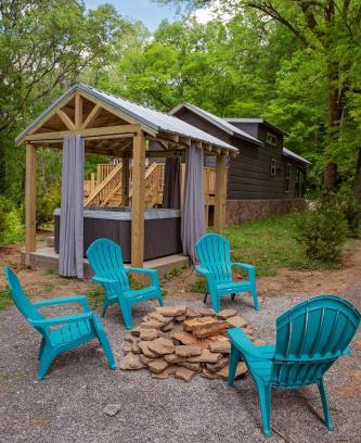 Lookout Valley Neighborhood Association House | Jake Cabin Luxury Hot Tub Cabin Near Downtown