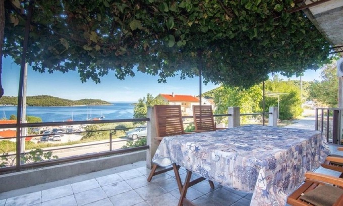 Vis Apartment | Jakša - Close to the sea & Free Parking - A1