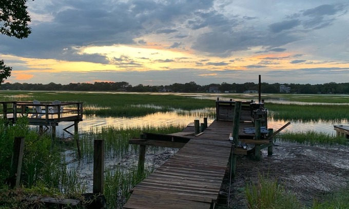 Charleston House | James Island 1/1 Marsh front with Dock/Bike to Folly/10 minutes to Charleston