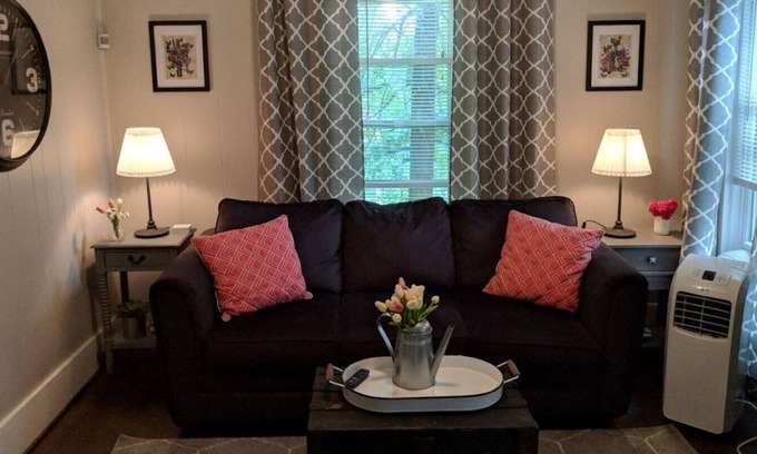 Jamestown House | Jamestown charmer close to downtown