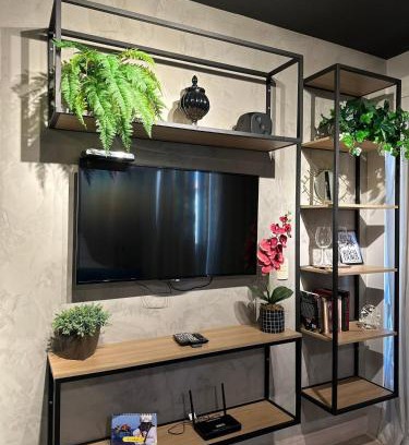 Smin Apartment | Jardim no concreto Lake side