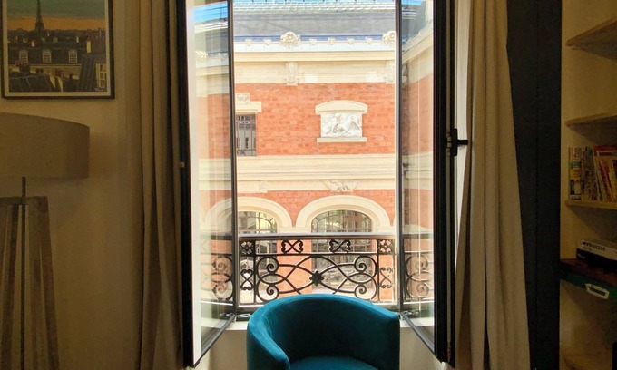 Quartier de la Salpetriere Apartment | Jardin des Plantes, apartment ideally located in the 5th arrondissement.