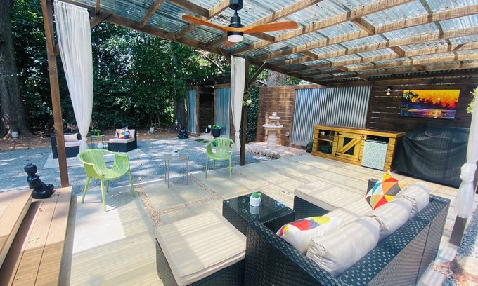 Prosperity Church Road House | Jardin Encantando ~15 min to uptown, double master bedrooms