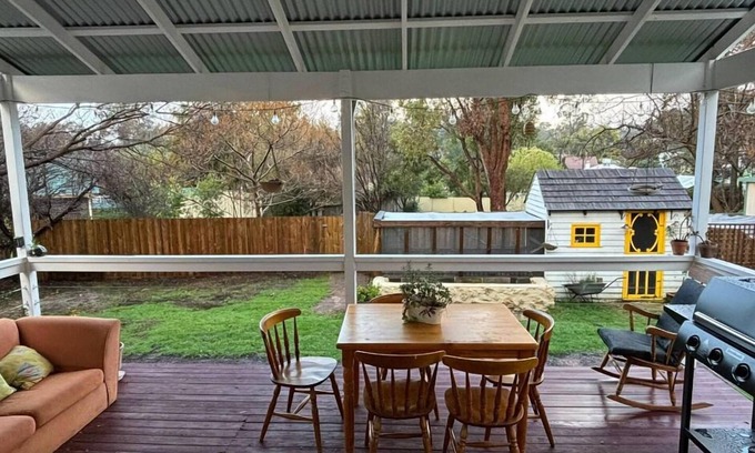 Serpentine-Jarrahdale House | Jarrahdale Pet Friendly Retreat Cottage