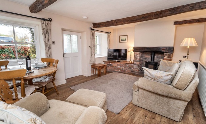 Portinscale Cottage | Jasmine Cottage - a cottage that sleeps 2 guests in 1 bedroom