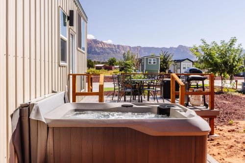 Apple Valley House | Jasper tiny home with private hottub