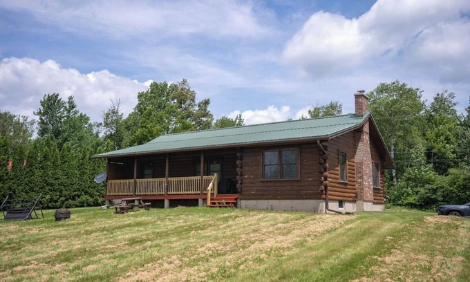 North Troy House | Jay Cloud Cabin: cozy retreat by Jay Peak Resort