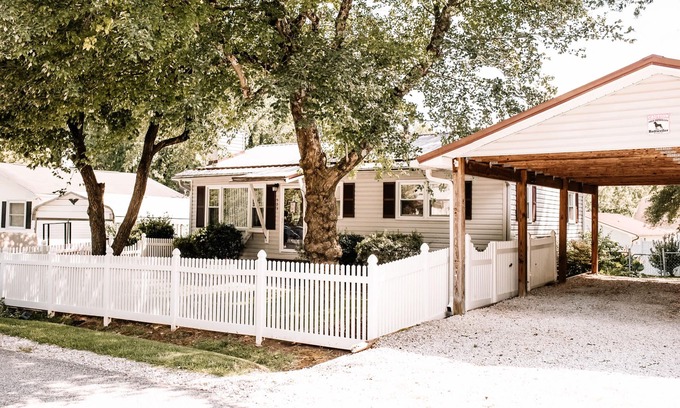 Hendersonville House | Jazzee's Diamond/Dog Friendly/Vacation Rental
