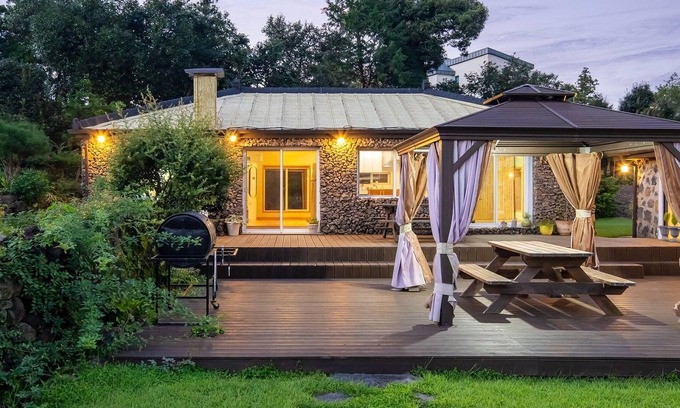 Namwon House | Jeju Doldamhankil Pension