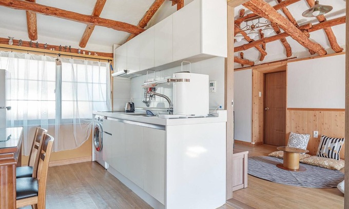 Aewol House | Jeju Motungedoljib Dogchaepension