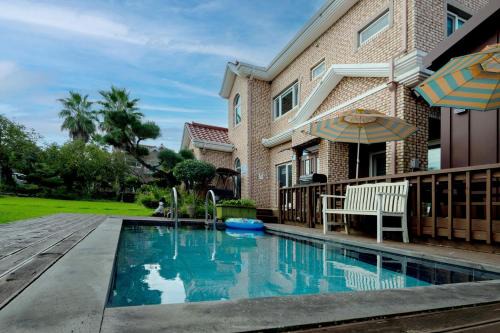 Gujwa House | Jeju Ocean Sky Village Pension