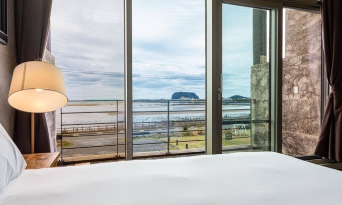Jongdal-ri House | Jeju Rumine Pension