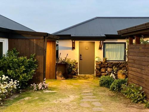 Gujwa House | Jeju shooting star collection center