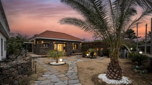 Hallim House | Jeju Stay Rowoon Dockchae Pension